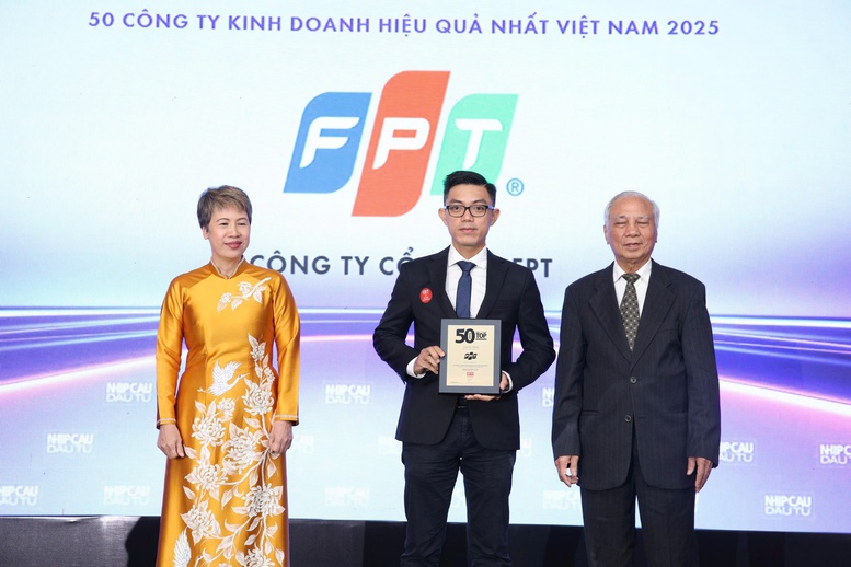 Ông Trần Đốc Công, Phó Giám đốc Kinh doanh Cloud, FPT Smart Cloud, Tập đoàn FPT đại diện nhận giải Top 50 công ty niêm yết kinh doanh hiệu quả nhất Việt Nam năm 2025.