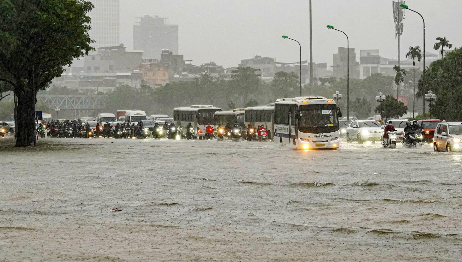 Hoàn lưu bão số 10 gây mưa lớn, nhiều tuyến phố Hà Nội ngập nặng, xe chết máy hàng loạt