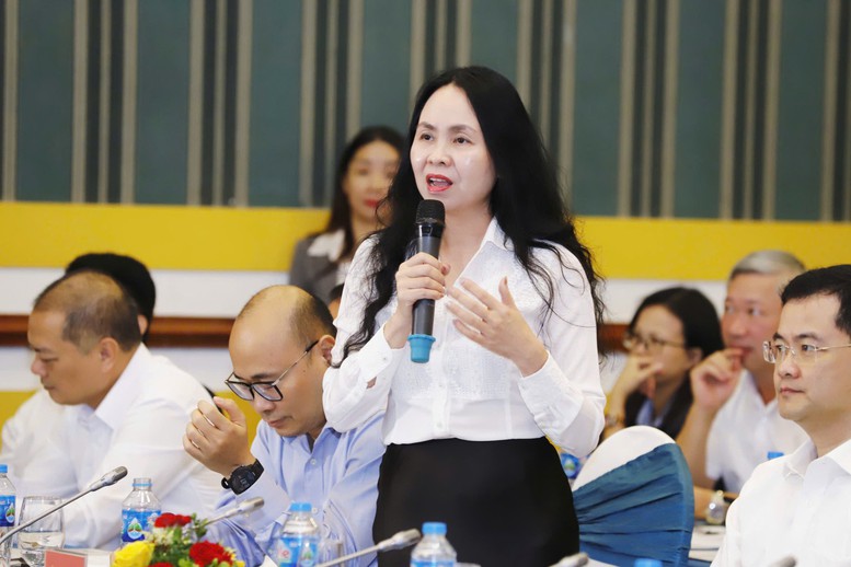 Bà Lê Hoàng Oanh, Cục trưởng Cục Thương mại điện tử và Kinh tế số (Bộ Công Thương) thông tin tại Diễn đàn - Ảnh: BTC