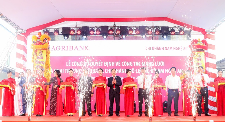 Đồng chí Tô Huy Vũ - Bí thư Đảng ủy, Chủ tịch HĐTV Agribank cùng các đại biểucắt băng khai trương hoạt động của Agribank Chi nhánh Đô Lương II Nam Nghệ An