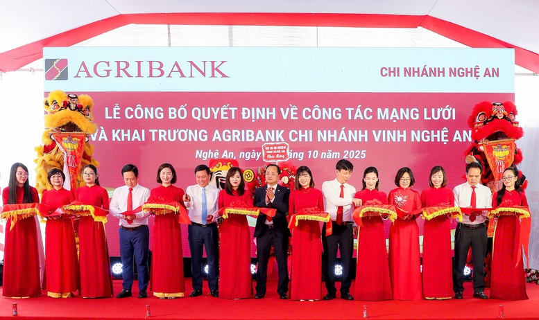 Đồng chí Tô Huy Vũ - Bí thư Đảng ủy, Chủ tịch HĐTV Agribank cùng các đại biểucắt băng khai trương hoạt động của Agribank Chi nhánh Vinh Nghệ An