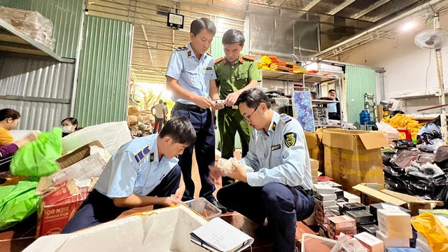 Lực lượng chức năng kiểm tra hàng hóa buôn lậu, gian lận thương mại. Ảnh minh họa