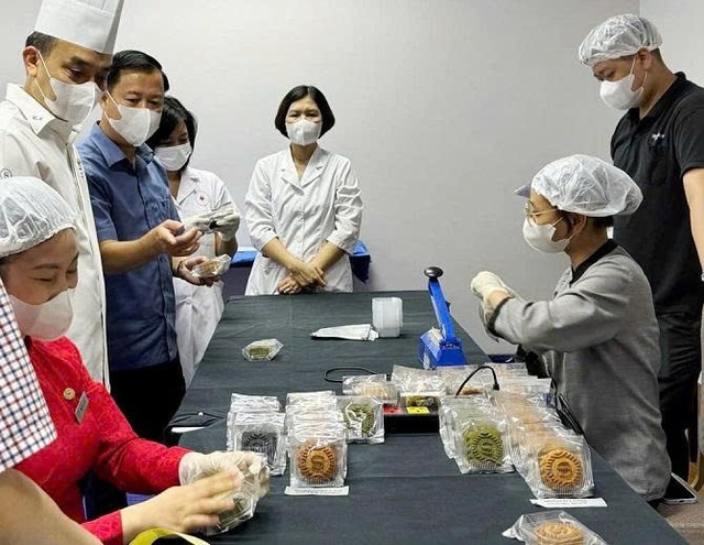 Chi cục An toàn vệ sinh thực phẩm Hà Nội kiểm tra sản xuất bánh trung thu. Ảnh: VGP/Thiện Tâm