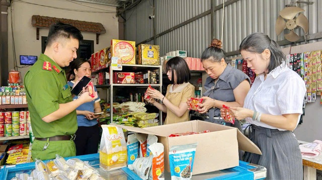 Kiểm tra ATTP tại xã Sóc Sơn. Ảnh: VGP/Thiện Tâm