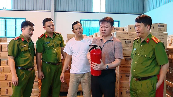 Thiếu tướng Nguyễn Minh Tuấn - Giám đốc Công an tỉnh Phú Thọ - trực tiếp chỉ đạo lực lượng chức năng tiến hành kiểm tra, khám xét tại kho hàng của Công ty TNHH Tomoken Việt Nam - Ảnh: Công an tỉnh Phú Thọ