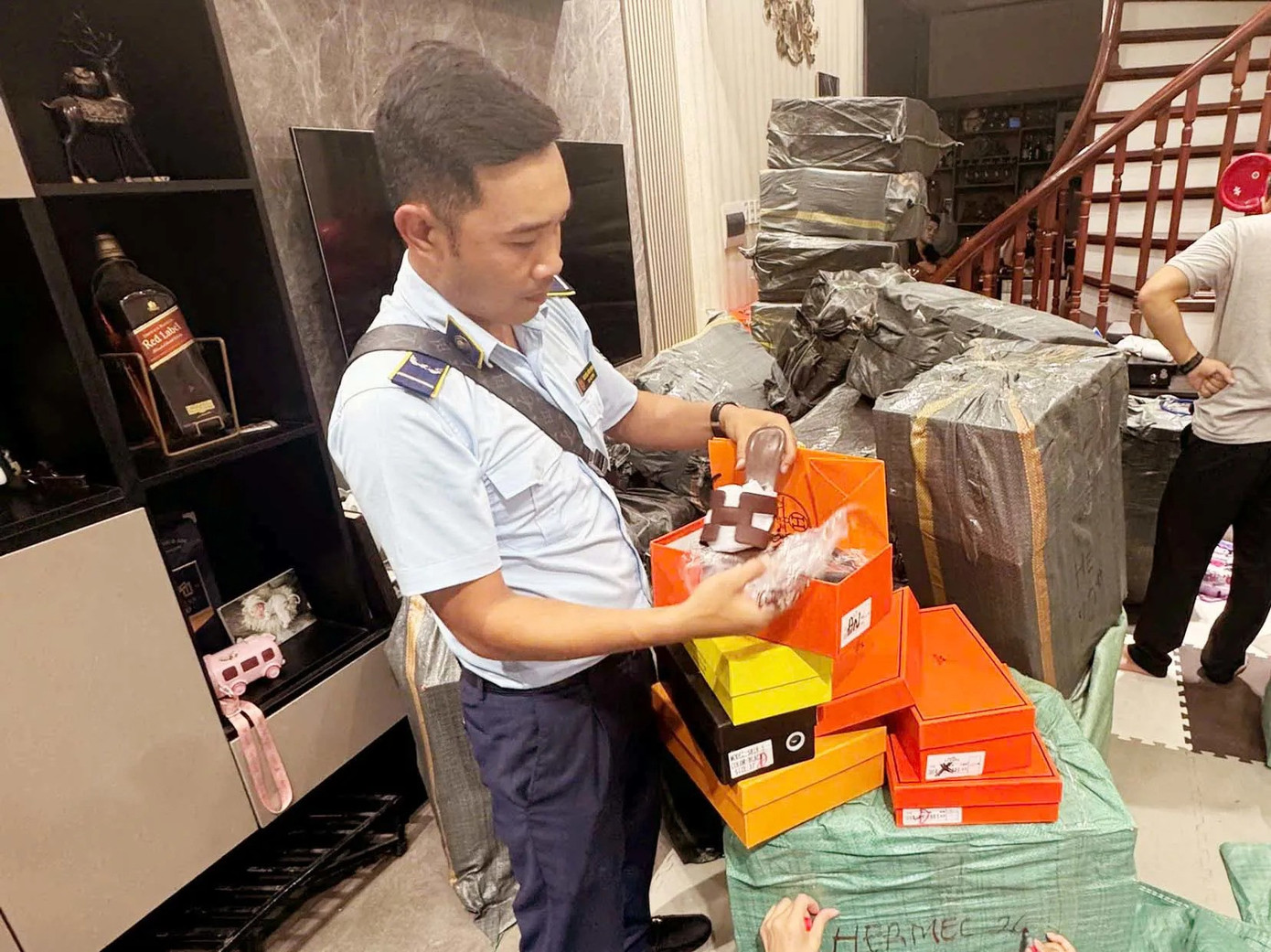 Hà Nội mạnh tay xử lý gần 6.000 đôi giày dép giả mạo thương hiệu nổi tiếng