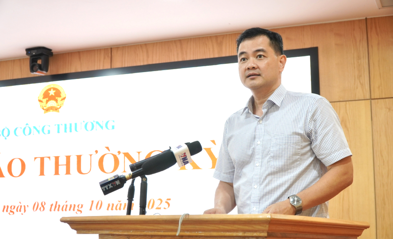 Ông Bùi Huy Sơn, Vụ trưởng Vụ Kế hoạch, Tài chính và Quản lý doanh nghiệp (Bộ Công Thương), thông tin trong buổi họp báo. Ông Bùi Huy Sơn, Vụ trưởng Vụ Kế hoạch, Tài chính và Quản lý doanh nghiệp (Bộ Công Thương), thông tin trong buổi họp báo.