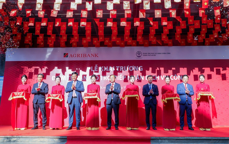 Các đại biểu cắt băng khai trương “Điểm tư vấn, hỗ trợ và tiếp nhận dịch vụ công” tại Hội sở Chi nhánh Hà Nội I - Ảnh: VGP/HT Các đại biểu cắt băng khai trương “Điểm tư vấn, hỗ trợ và tiếp nhận dịch vụ công” tại Hội sở Chi nhánh Hà Nội I - Ảnh: VGP/HT
