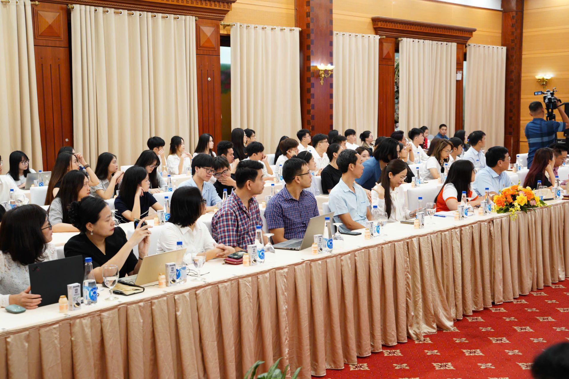 Nhiều doanh nghiệp thể hiện sự quan tâm đối với diễn đàn. Nhiều doanh nghiệp thể hiện sự quan tâm đối với diễn đàn.