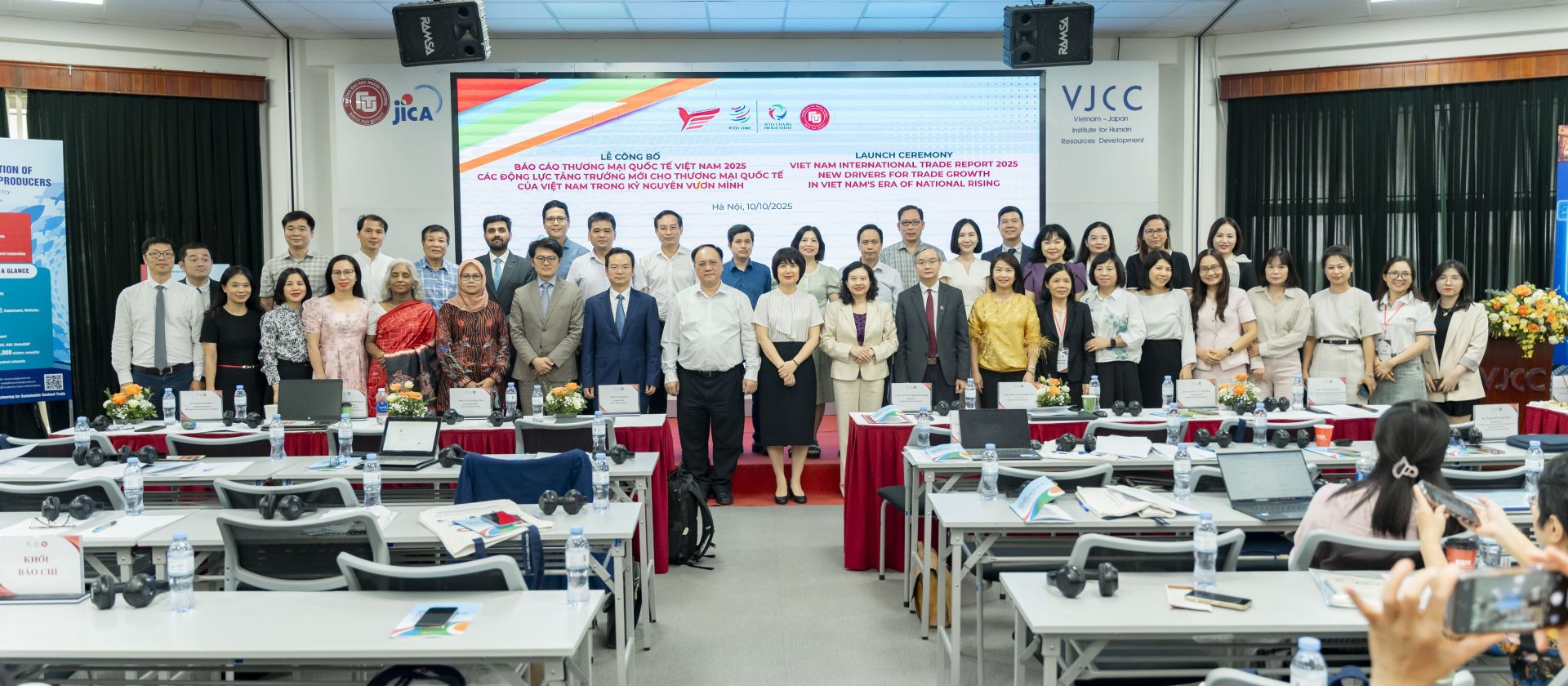 Trong khuôn khổ Diễn đàn Thương mại Quốc tế Việt Nam (VFIT) lần thứ 2, Chương trình WTO Chair tại Trường Đại học Ngoại thương và Viện Nghiên cứu sáng tạo tổ chức Lễ công bố Báo cáo Thương mại Quốc tế Việt Nam 2025. Trong khuôn khổ Diễn đàn Thương mại Quốc tế Việt Nam (VFIT) lần thứ 2, Chương trình WTO Chair tại Trường Đại học Ngoại thương và Viện Nghiên cứu sáng tạo tổ chức Lễ công bố Báo cáo Thương mại Quốc tế Việt Nam 2025.