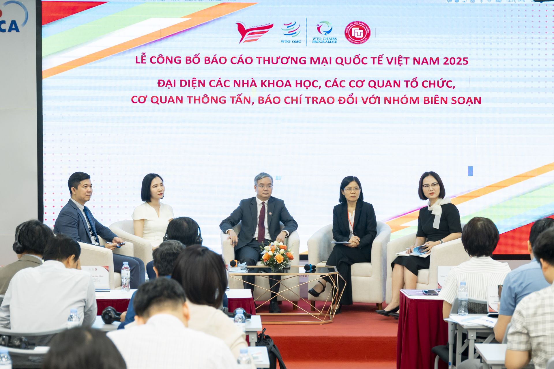 Không gian đối thoại đa chiều giữa giới học thuật, cơ quan quản lý và cộng đồng doanh nghiệp tại buổi lễ. Không gian đối thoại đa chiều giữa giới học thuật, cơ quan quản lý và cộng đồng doanh nghiệp tại buổi lễ.