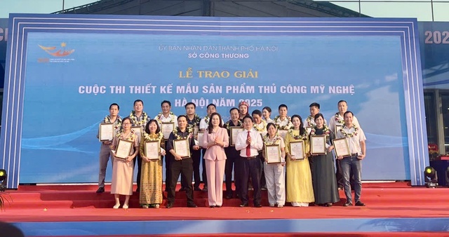 Trao giải cho các nghệ nghệ có sản phẩm đạt giải Nhì. Ảnh: VGP/TL Trao giải cho các nghệ nghệ có sản phẩm đạt giải Nhì. Ảnh: VGP/TL