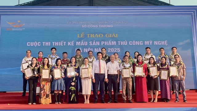 Trao giải cho các nghệ nghệ có sản phẩm đạt giải Ba. Ảnh: VGP/TL Trao giải cho các nghệ nghệ có sản phẩm đạt giải Ba. Ảnh: VGP/TL