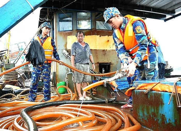 Tạm giữ 2 tàu cá vận chuyển trái phép hơn 80.000 lít dầu DO trên biển