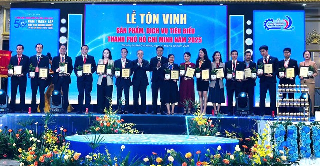 Đại diện của nhiều nhãn hàng và doanh nghiệp của TPHCM được nhận danh hiệu Sản phẩm, Dịch vụ tiêu biểu TPHCM năm 2025 - Ảnh: VGP/MT Đại diện của nhiều nhãn hàng và doanh nghiệp của TPHCM được nhận danh hiệu Sản phẩm, Dịch vụ tiêu biểu TPHCM năm 2025 - Ảnh: VGP/MT