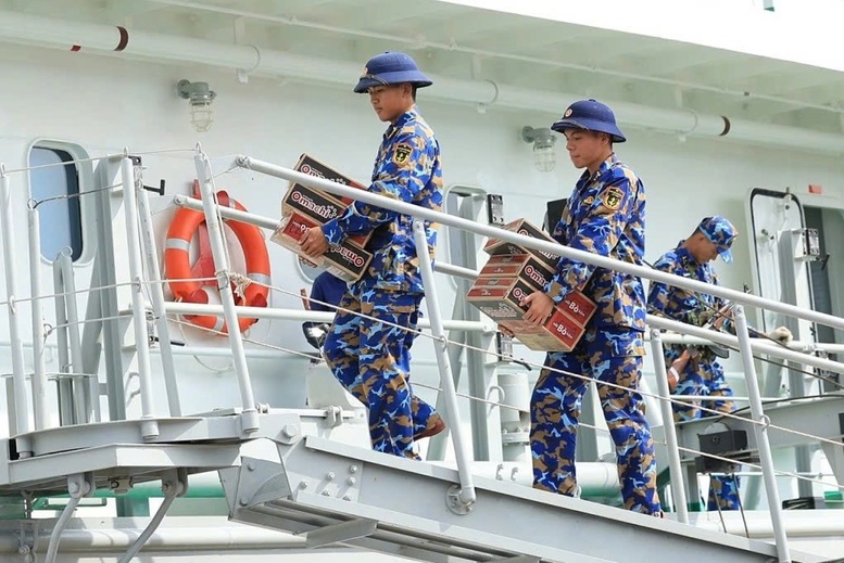 Trước thềm Tết Ất Tỵ 2025, sản phẩm của Masan Consumer đã góp phần làm phong phú thêm không khí xuân tại Trường Sa bằng việc trao tặng 2.000 thùng Omachi và 1.000 hộp lẩu tự sôi đến quân và dân huyện đảo