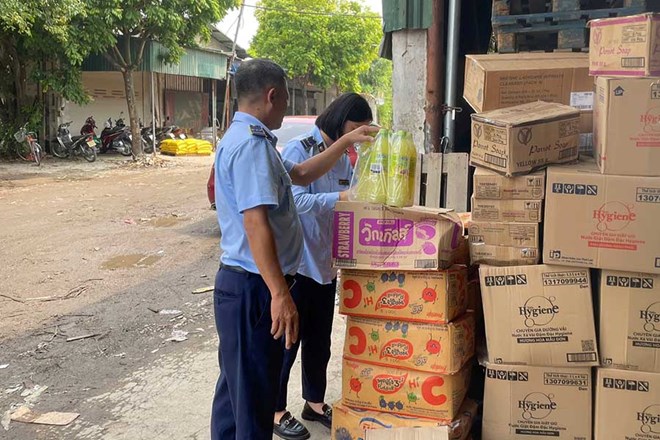 Đoàn kiểm tra đã tạm giữ toàn bộ số hàng hóa là thực phẩm nhập lậu đồng thời lập biên bản vi phạm hành chính đối với hành vi vi phạm trên của doanh nghiệp. Đoàn kiểm tra đã tạm giữ toàn bộ số hàng hóa là thực phẩm nhập lậu đồng thời lập biên bản vi phạm hành chính đối với hành vi vi phạm trên của doanh nghiệp.