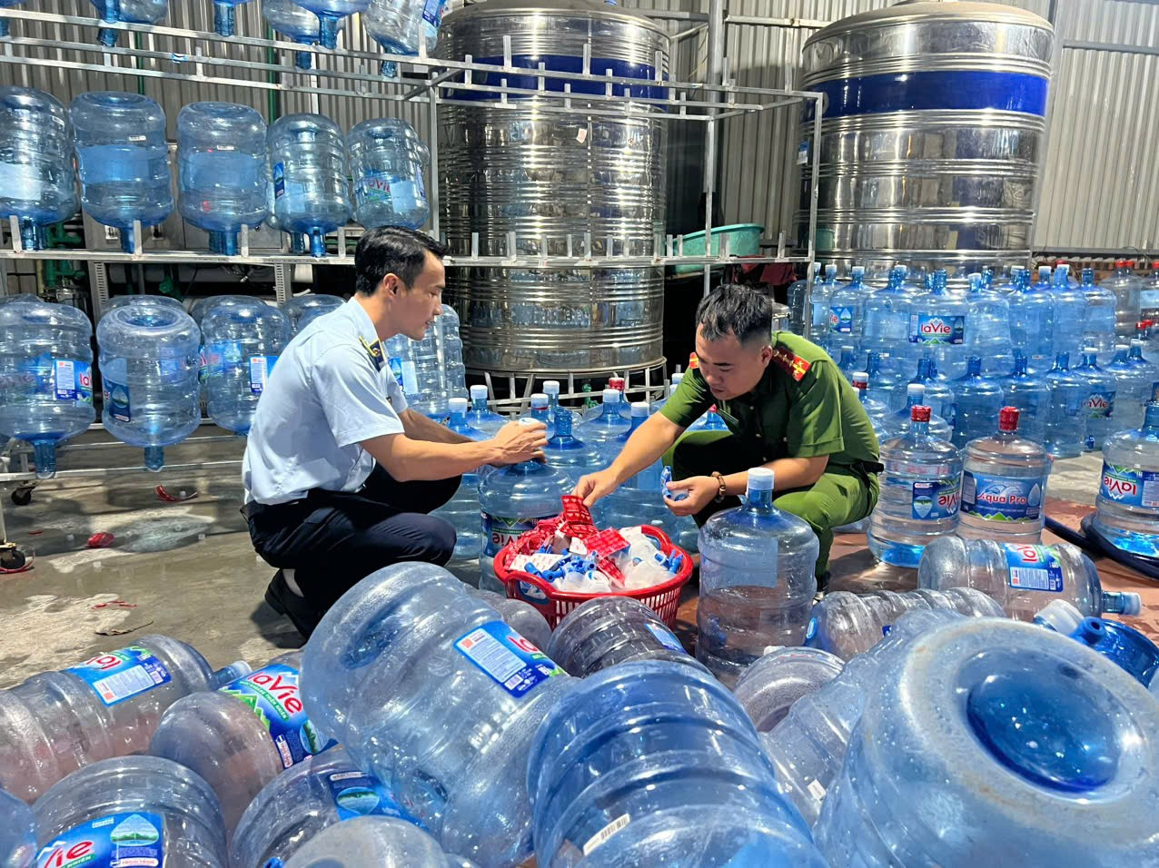 Dùng nước máy bơm vào vỏ Lavie, hơn 20.000 bình nước uống giả trôi nổi trên thị trường