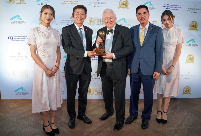 Ông Graham Cooke, nhà sáng lập World Travel Awards chúc mừng Vietjet và trao cúp cho Vietjet Ông Graham Cooke, nhà sáng lập World Travel Awards chúc mừng Vietjet và trao cúp cho Vietjet