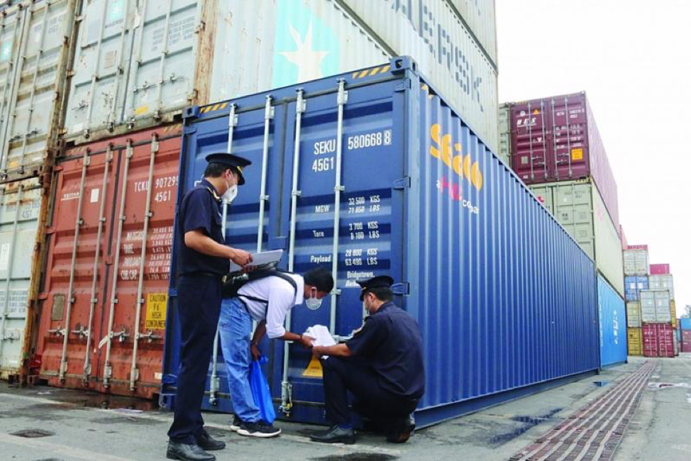 Hải quan Hải Phòng siết chặt kiểm soát, mạnh tay xử lý buôn lậu và gian lận thương mại. Hải quan Hải Phòng siết chặt kiểm soát, mạnh tay xử lý buôn lậu và gian lận thương mại.