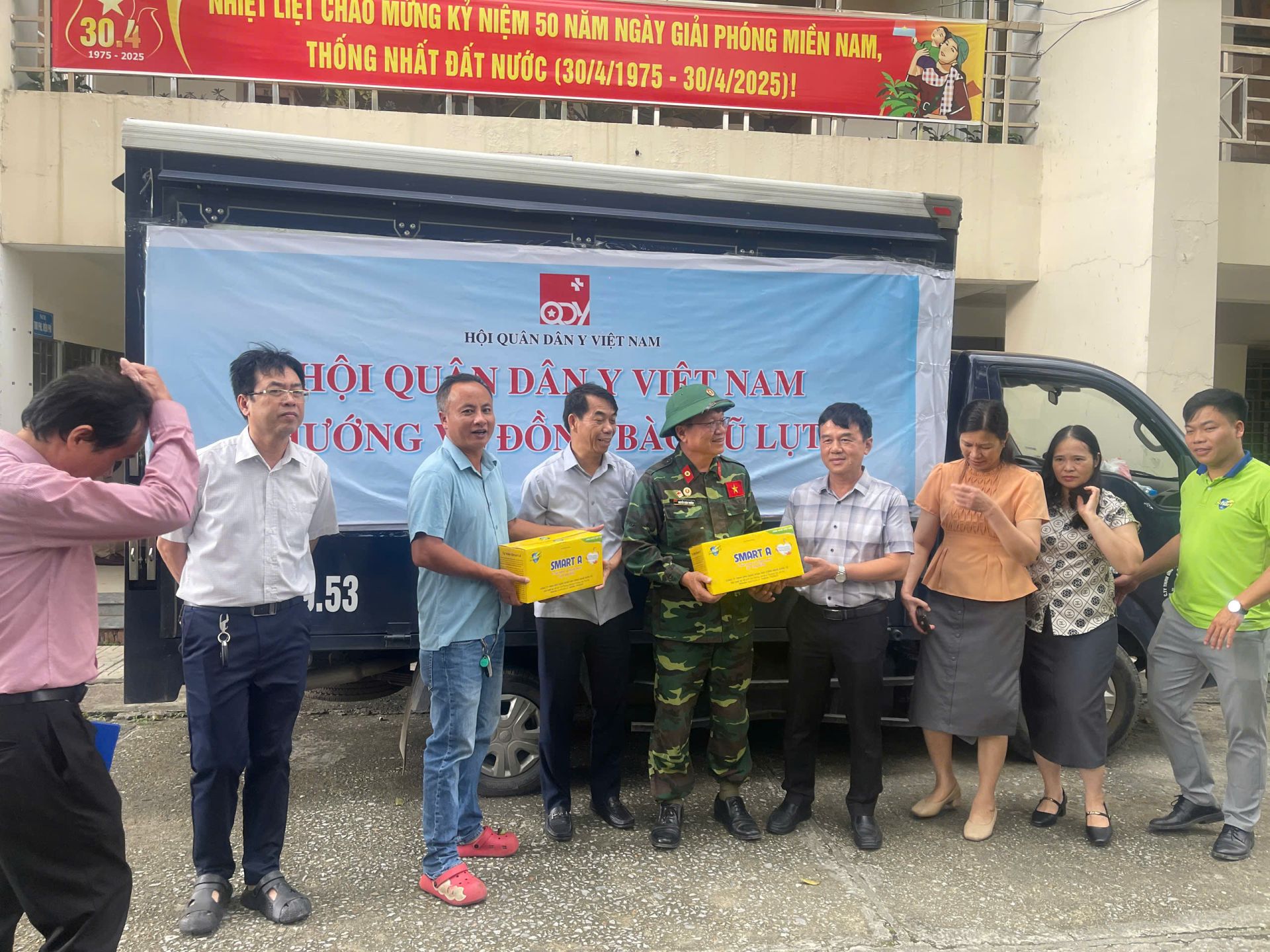 Đại diện Hội Quân dân y Việt Nam trao tặng vật tư y tế và sản phẩm chăm sóc sức khỏe cho Trung tâm Kiểm soát bệnh tật (CDC) tỉnh Lạng Sơn. Đại diện Hội Quân dân y Việt Nam trao tặng vật tư y tế và sản phẩm chăm sóc sức khỏe cho Trung tâm Kiểm soát bệnh tật (CDC) tỉnh Lạng Sơn.