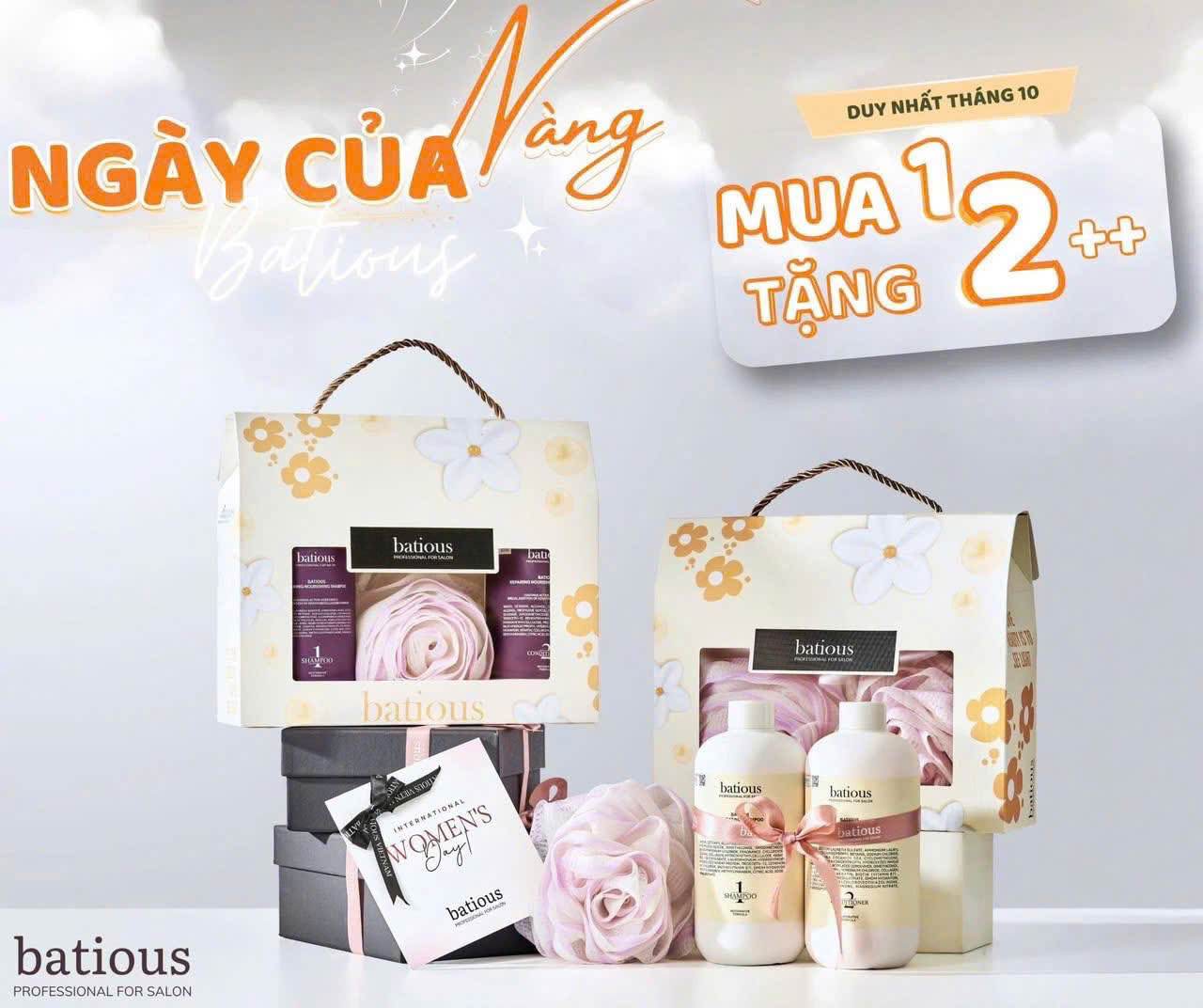 Set quà Batious tông trắng - vàng pastel thanh lịch, gồm dầu gội và dầu xả cao cấp, đi kèm hoa hồng trang trí và hộp quà sang trọng - lựa chọn tinh tế dành tặng phái đẹp dịp 20/10. (Nguồn: Batious) Set quà Batious tông trắng - vàng pastel thanh lịch, gồm dầu gội và dầu xả cao cấp, đi kèm hoa hồng trang trí và hộp quà sang trọng - lựa chọn tinh tế dành tặng phái đẹp dịp 20/10. (Nguồn: Batious)