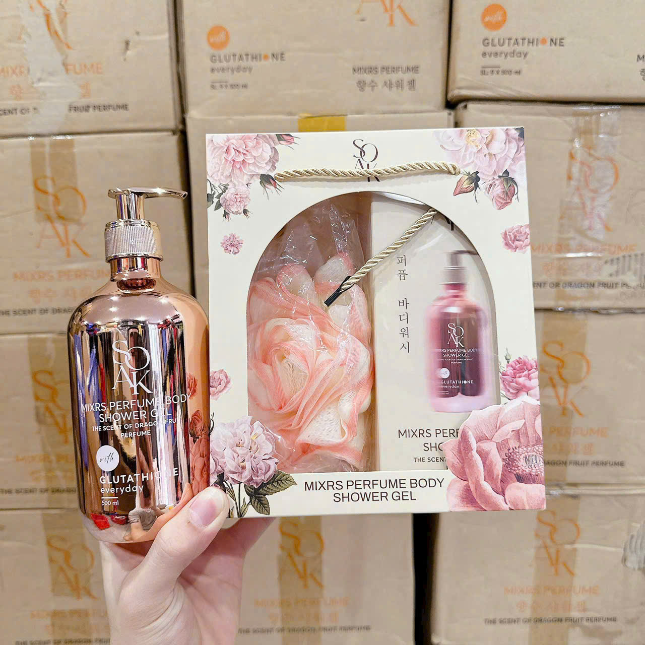Set sữa tắm nước hoa SOAK Perfume Body Shower Gel thiết kế vỏ kim loại ánh hồng sang trọng, đi kèm bông tắm và hộp hoa pastel - lựa chọn nổi bật trong phân khúc quà tặng trung cấp dịp 20/10. (Nguồn: Mixrs) Set sữa tắm nước hoa SOAK Perfume Body Shower Gel thiết kế vỏ kim loại ánh hồng sang trọng, đi kèm bông tắm và hộp hoa pastel - lựa chọn nổi bật trong phân khúc quà tặng trung cấp dịp 20/10. (Nguồn: Mixrs)