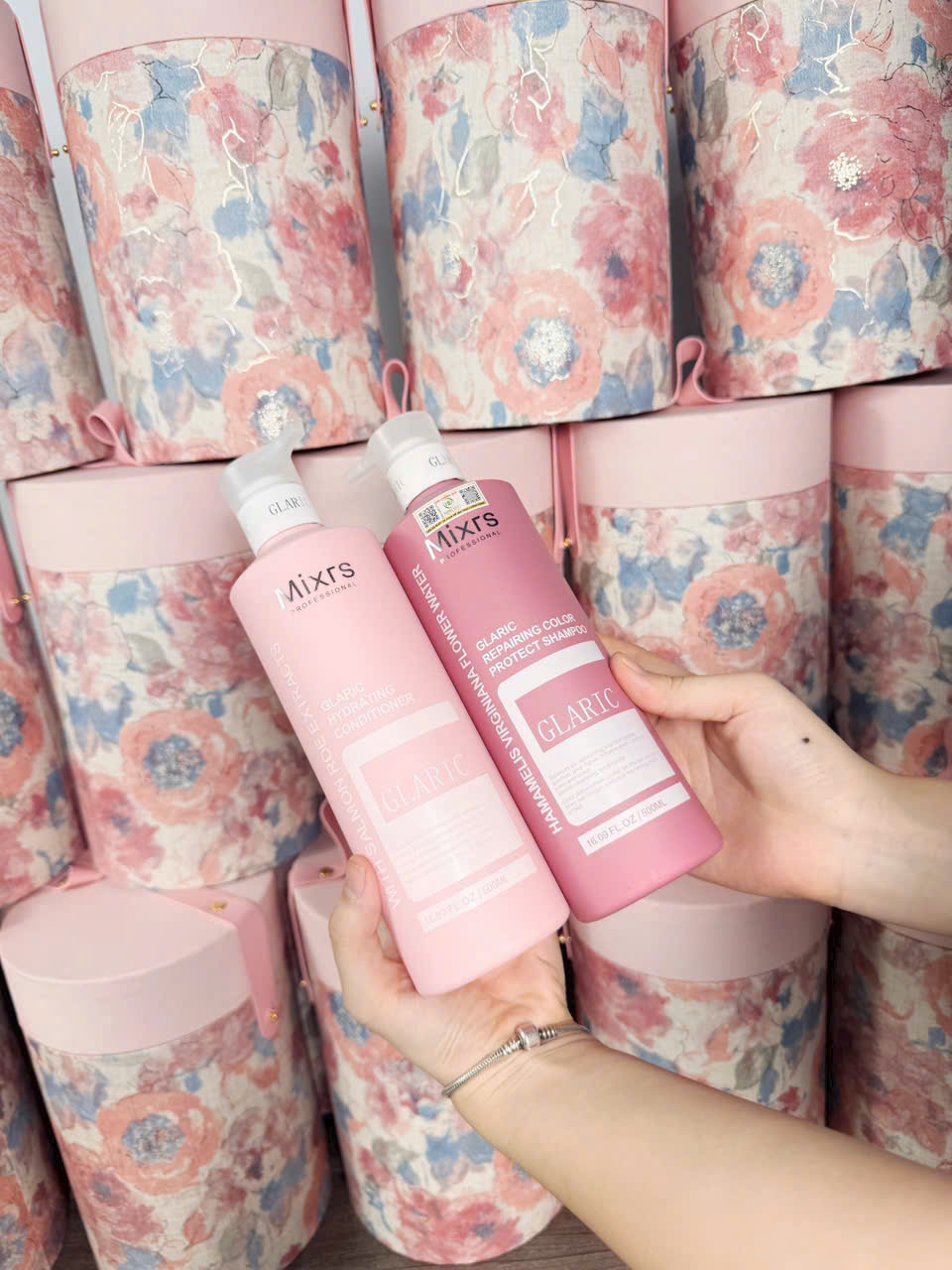 Bộ dầu gội Mixrs Glaric tông hồng pastel, đóng hộp hoa trang nhã - xu hướng quà tặng hiện đại dành cho giới trẻ. (Nguồn: Mixrs Bộ dầu gội Mixrs Glaric tông hồng pastel, đóng hộp hoa trang nhã - xu hướng quà tặng hiện đại dành cho giới trẻ. (Nguồn: Mixrs