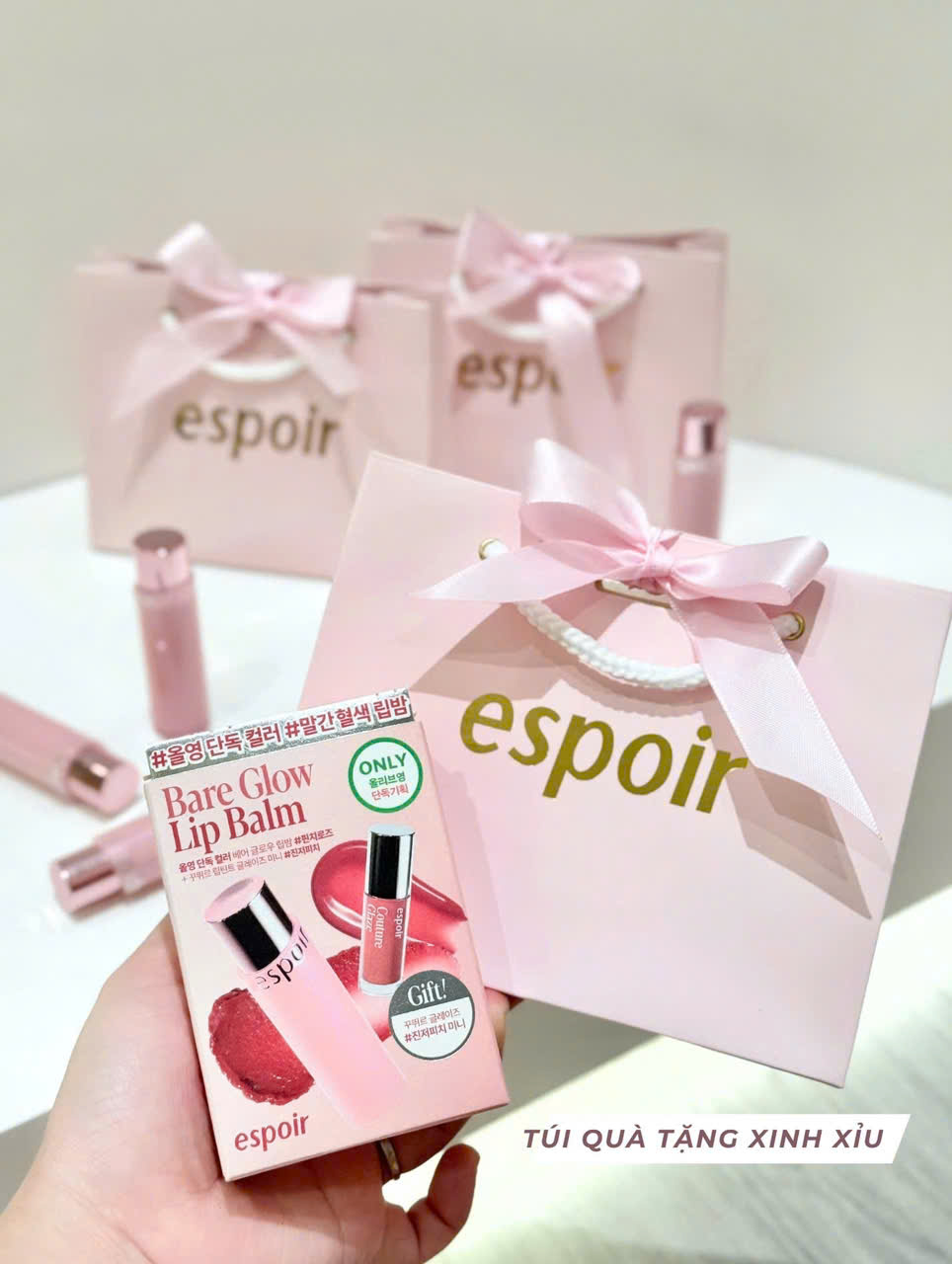 Set son dưỡng Espoir kèm túi nơ nhỏ gọn - món quà được nhiều bạn trẻ lựa chọn tặng bạn bè, đồng nghiệp. (Nguồn: Tổng hợp) Set son dưỡng Espoir kèm túi nơ nhỏ gọn - món quà được nhiều bạn trẻ lựa chọn tặng bạn bè, đồng nghiệp. (Nguồn: Tổng hợp)