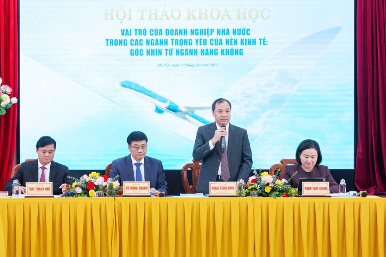 Hội thảo khoa học “Vai trò của doanh nghiệp nhà nước trong các ngành trọng yếu của nền kinh tế: Góc nhìn từ ngành hàng không” do Tạp chí Cộng sản tổ chức ngày 15/10 mới đây đã khẳng định vai trò trụ cột của doanh nghiệp nhà nước trong những thời điểm khó khăn, đặc biệt là vai trò của Vietnam Airlines - Hãng hàng không quốc gia Việt Nam Hội thảo khoa học “Vai trò của doanh nghiệp nhà nước trong các ngành trọng yếu của nền kinh tế: Góc nhìn từ ngành hàng không” do Tạp chí Cộng sản tổ chức ngày 15/10 mới đây đã khẳng định vai trò trụ cột của doanh nghiệp nhà nước trong những thời điểm khó khăn, đặc biệt là vai trò của Vietnam Airlines - Hãng hàng không quốc gia Việt Nam