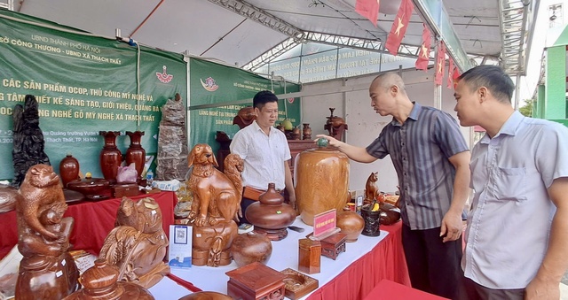 Người dân thăm quan gian hàng tại Triển lãm. Ảnh: VGP/TL Người dân thăm quan gian hàng tại Triển lãm. Ảnh: VGP/TL