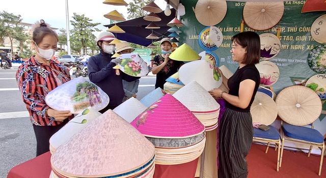 Sản phẩm thủ công mỹ nghệ, làng nghề được quảng bá, kết nối tại Triển lãm. Ảnh: VGP/TL Sản phẩm thủ công mỹ nghệ, làng nghề được quảng bá, kết nối tại Triển lãm. Ảnh: VGP/TL