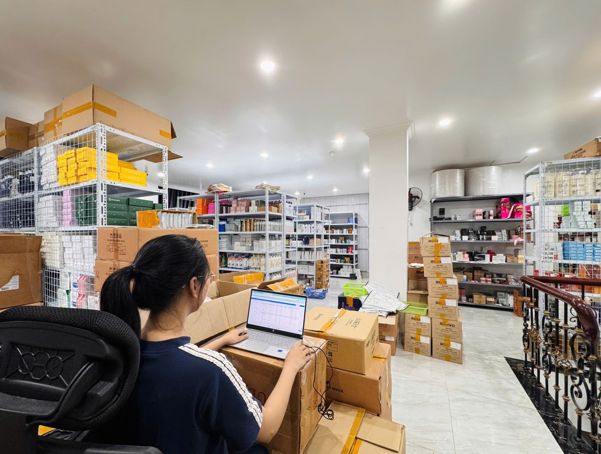 Nhân viên SA Global Cosmetics kiểm tra đơn hàng tại kho sau khi doanh nghiệp chuyển đổi mô hình hoạt động. Nhân viên SA Global Cosmetics kiểm tra đơn hàng tại kho sau khi doanh nghiệp chuyển đổi mô hình hoạt động.