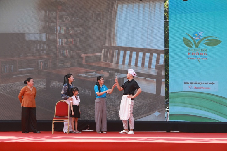 Tiểu phẩm Giữ sạch cho bữa ăn gia đình tại Ngày hội “Phụ nữ nói không với thực phẩm không an toàn” - Ảnh: VGP/TG Tiểu phẩm Giữ sạch cho bữa ăn gia đình tại Ngày hội “Phụ nữ nói không với thực phẩm không an toàn” - Ảnh: VGP/TG