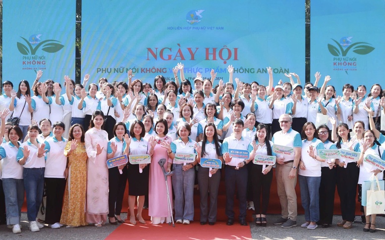Các đại biểu, hội viên phụ nữ cùng lan tỏa thông điệp sống xanh, sạch, lành mạnh vì sức khỏe của bản thân, gia đình và xã hội - Ảnh: VGP/TG Các đại biểu, hội viên phụ nữ cùng lan tỏa thông điệp sống xanh, sạch, lành mạnh vì sức khỏe của bản thân, gia đình và xã hội - Ảnh: VGP/TG