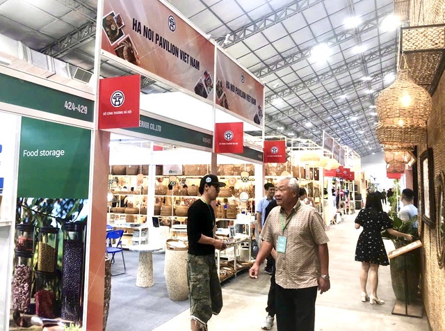 Khách tham quan tại khu gian hàng TP. Hà Nội. Ảnh: VGP/TL Khách tham quan tại khu gian hàng TP. Hà Nội. Ảnh: VGP/TL