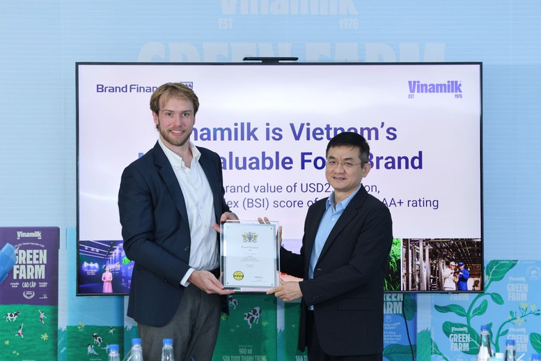 Ông Nguyễn Quang Trí, Giám đốc điều hành Marketing Vinamilk, nhận chứng nhận Top 100 thương hiệu giá trị nhất Việt Nam từ đại diện Brand Finance - Ảnh: VGP/Nguyễn Hoàng Ông Nguyễn Quang Trí, Giám đốc điều hành Marketing Vinamilk, nhận chứng nhận Top 100 thương hiệu giá trị nhất Việt Nam từ đại diện Brand Finance - Ảnh: VGP/Nguyễn Hoàng