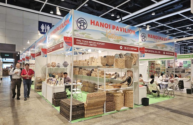 Khu gian hàng của TP. Hà Nội tham gia trưng bày sản phẩm thủ công mỹ nghệ, làng nghề tại Hội chợ. Ảnh: VGP/TL Khu gian hàng của TP. Hà Nội tham gia trưng bày sản phẩm thủ công mỹ nghệ, làng nghề tại Hội chợ. Ảnh: VGP/TL
