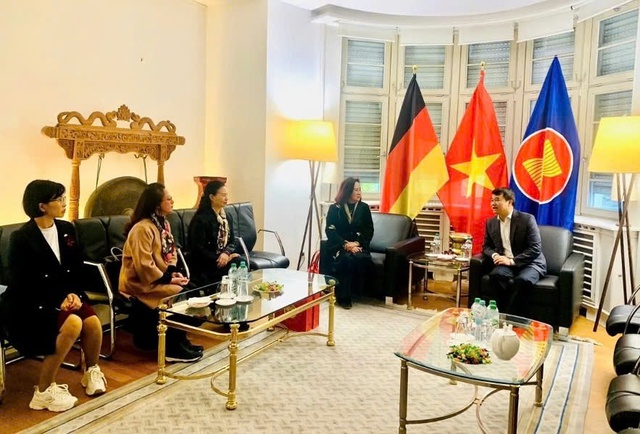 Đoàn công tác thăm và làm việc với Lãnh sự quán Việt Nam tại Frankfurt. Ảnh: Sở VHTT Hà Nội Đoàn công tác thăm và làm việc với Lãnh sự quán Việt Nam tại Frankfurt. Ảnh: Sở VHTT Hà Nội