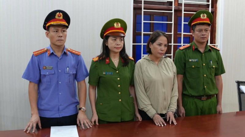 Phan Thị Mai bị khởi tố để điều tra về hành vi Sản xuất, buôn bán hàng giả. Phan Thị Mai bị khởi tố để điều tra về hành vi Sản xuất, buôn bán hàng giả.