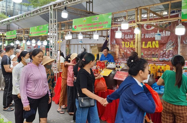 Sự kiện thu hút nhiều người dân đến tham quan, mua sắm. Ảnh: VGP/Thiện Tâm Sự kiện thu hút nhiều người dân đến tham quan, mua sắm. Ảnh: VGP/Thiện Tâm