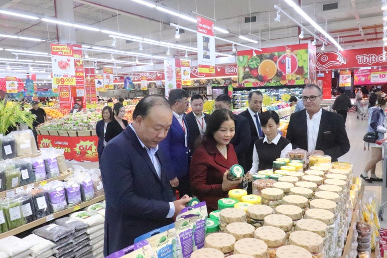 Các đại biểu tham quan gian hàng sản phẩm Việt - Ảnh: VGP/TL Các đại biểu tham quan gian hàng sản phẩm Việt - Ảnh: VGP/TL
