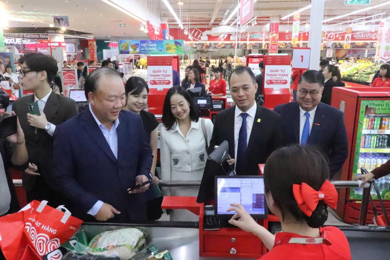 Các đại biểu trải nghiệm thanh toán không dùng tiền mặt - Ảnh: VGP/TL Các đại biểu trải nghiệm thanh toán không dùng tiền mặt - Ảnh: VGP/TL
