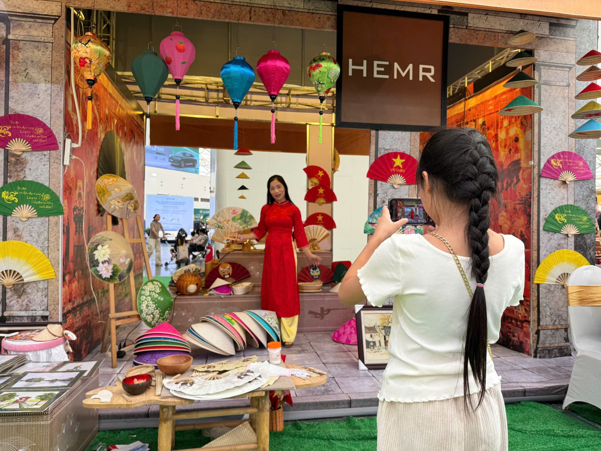 Khu “Tinh hoa Thu Hà Nội” - điểm check-in thu hút du khách trong ngày đầu hội chợ. Khu “Tinh hoa Thu Hà Nội” - điểm check-in thu hút du khách trong ngày đầu hội chợ.