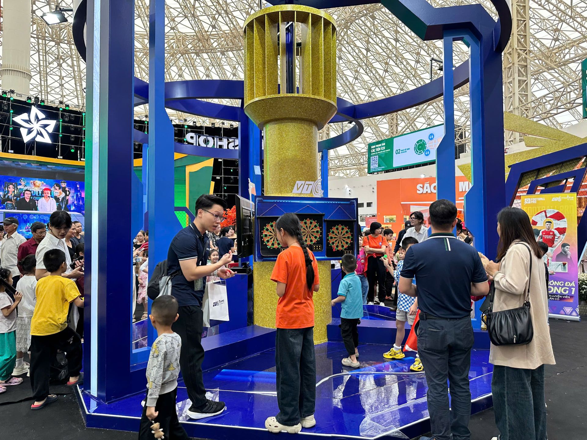 Khách tham quan trải nghiệm trò chơi thực tế tại gian hàng VTC Game trong khu “Thu Thịnh Vượng”. Khách tham quan trải nghiệm trò chơi thực tế tại gian hàng VTC Game trong khu “Thu Thịnh Vượng”.
