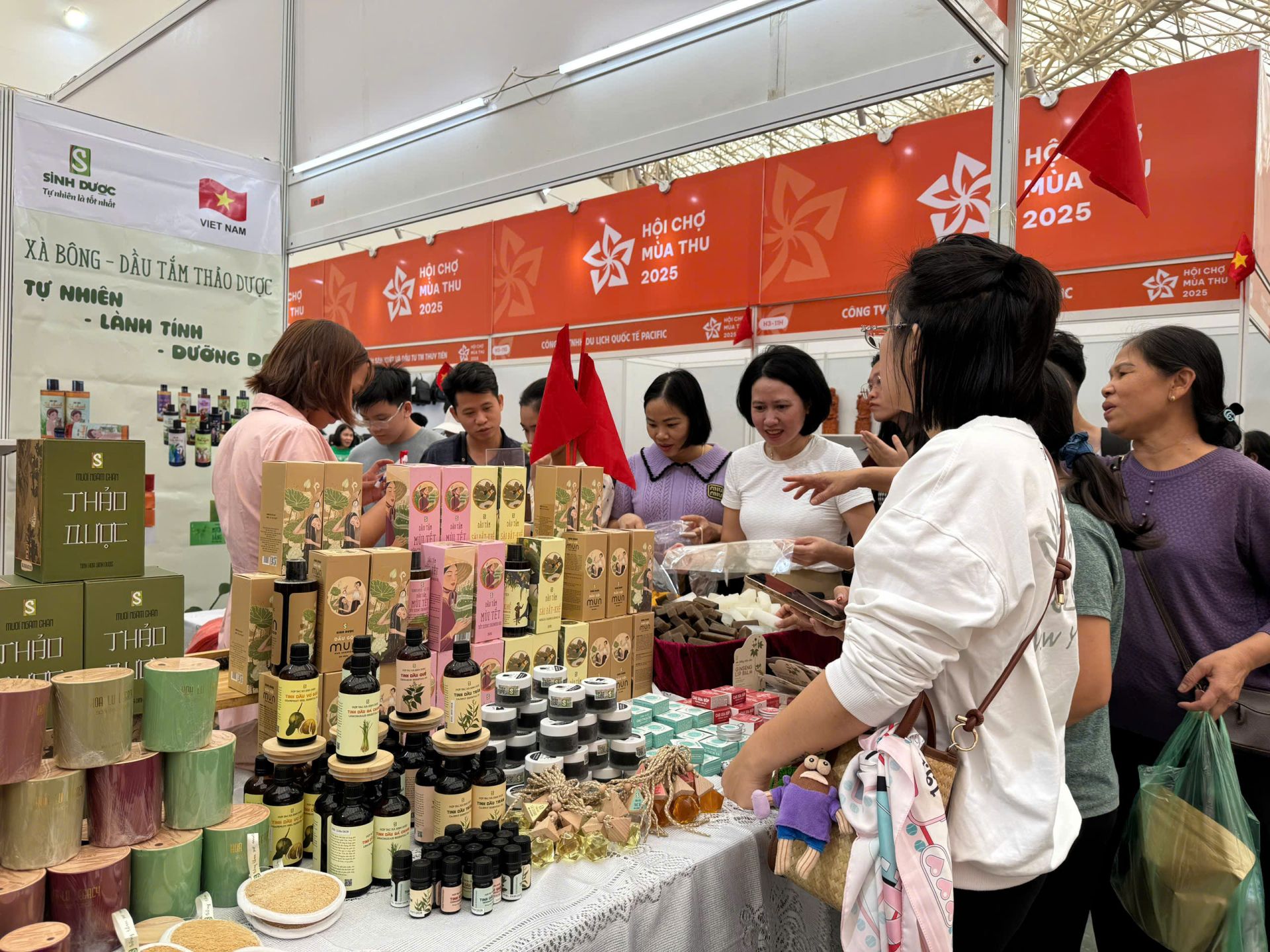 Khách tham quan tìm hiểu và mua sắm các sản phẩm thảo dược thiên nhiên tại khu “Thu Gia Đình” Khách tham quan tìm hiểu và mua sắm các sản phẩm thảo dược thiên nhiên tại khu “Thu Gia Đình”