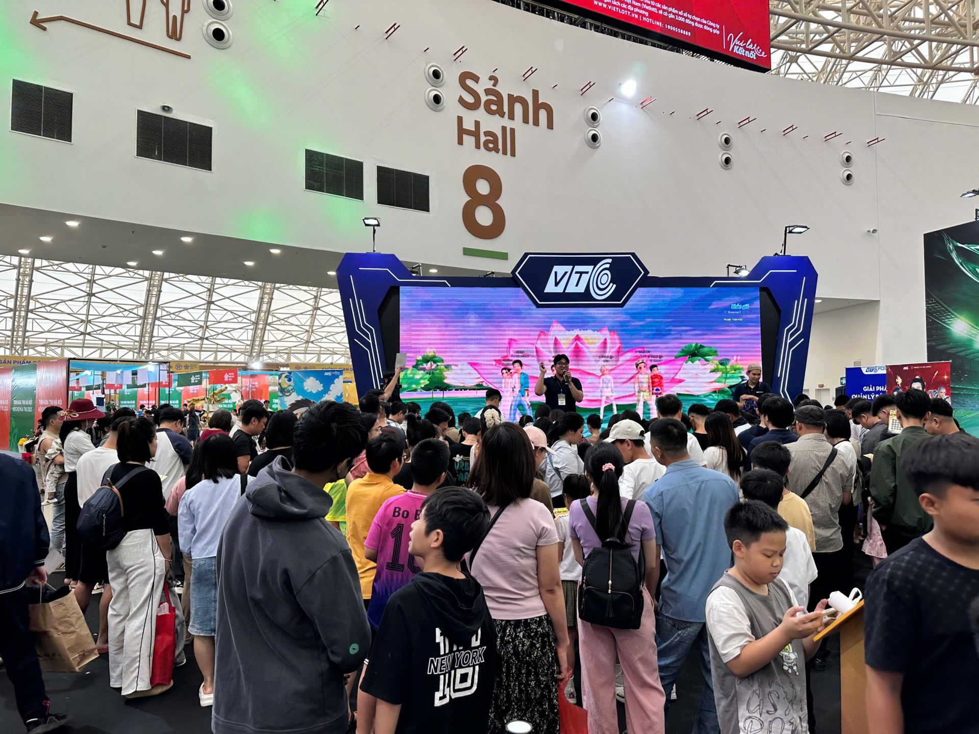 Sáng sớm 26/10, hàng trăm người dân Thủ đô đã có mặt tại Trung tâm Triển lãm Việt Nam (VEC) – Đông Anh, xếp hàng tham quan và trải nghiệm ngay từ khi Hội chợ Mùa Thu 2025 vừa mở cửa. (Ảnh: Phương Di) Sáng sớm 26/10, hàng trăm người dân Thủ đô đã có mặt tại Trung tâm Triển lãm Việt Nam (VEC) – Đông Anh, xếp hàng tham quan và trải nghiệm ngay từ khi Hội chợ Mùa Thu 2025 vừa mở cửa. (Ảnh: Phương Di)