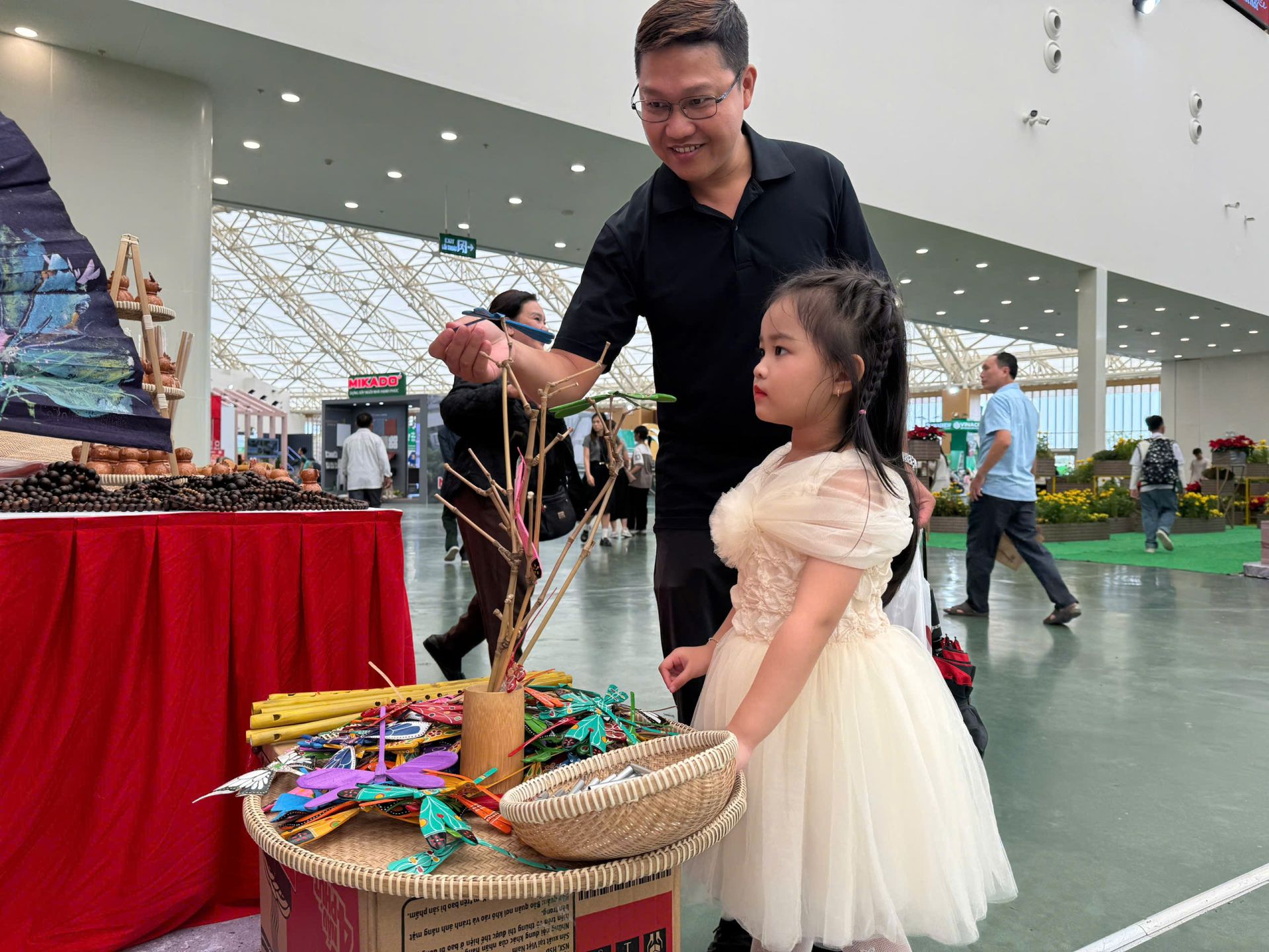 Hai cha con thích thú lựa chọn sản phẩm thủ công mỹ nghệ tại khu “Thu Hà Nội” trong ngày đầu Hội chợ Mùa Thu 2025. Hai cha con thích thú lựa chọn sản phẩm thủ công mỹ nghệ tại khu “Thu Hà Nội” trong ngày đầu Hội chợ Mùa Thu 2025.