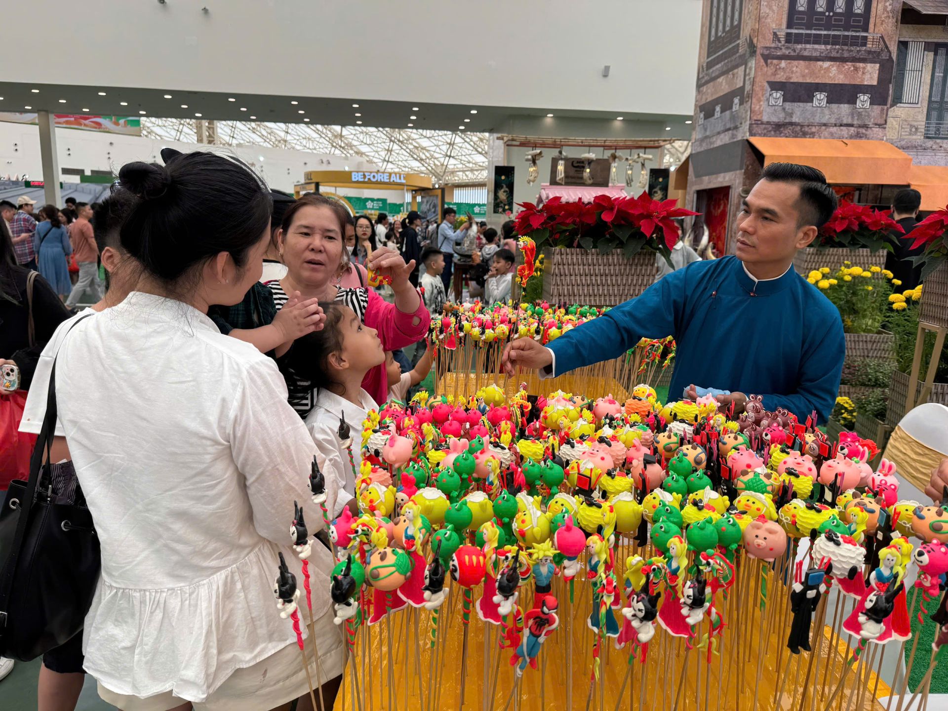 Nghệ nhân nặn tò he giao lưu và tạo hình cho khách tham quan tại khu “Tinh hoa Văn hóa Việt Nam”. Nghệ nhân nặn tò he giao lưu và tạo hình cho khách tham quan tại khu “Tinh hoa Văn hóa Việt Nam”.