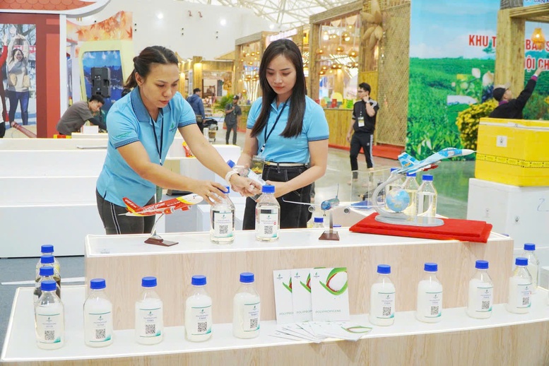 Gian hàng BSR tại khu trưng bày của tỉnh Quảng Ngãi với nhiều sản phẩm tiêu biểu Gian hàng BSR tại khu trưng bày của tỉnh Quảng Ngãi với nhiều sản phẩm tiêu biểu